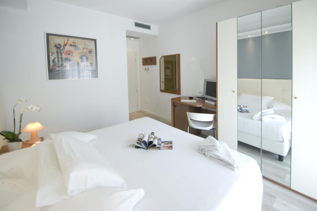 Hotel Sorriso Milano Marittima Bilik gambar